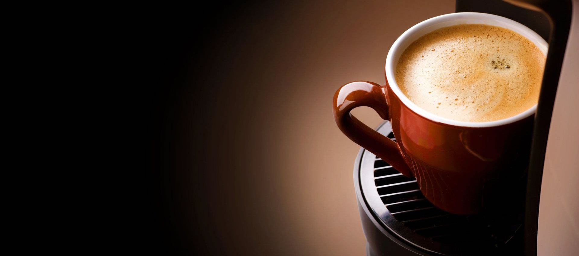 Taza de espresso recién servido con crema